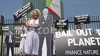 Amerikan Devletleri Örgütü Zirvesi öncesinde Marilyn Monroe kıyafetleri giyen bir grup aktivist, devlet liderlerini iklim konusunda harekete geçmeye çağırdı.