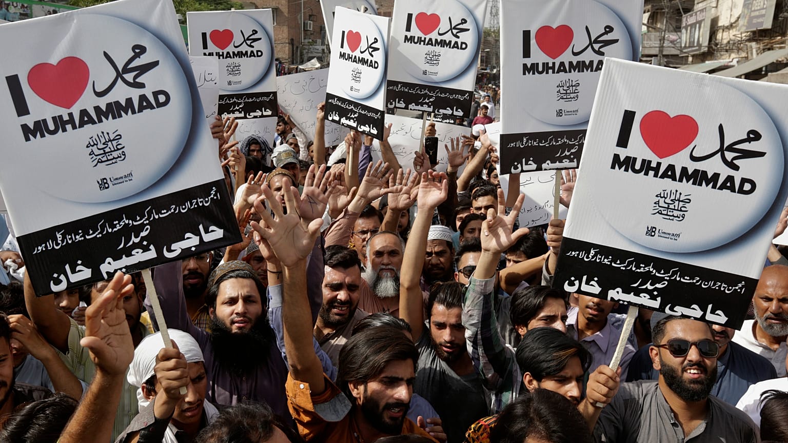 مسلمون باكستانيون يتظاهرون ضد الإشارات المهينة للإسلام والنبي محمد خلال مظاهرة في لاهور الباكستانية. 2022/06/10