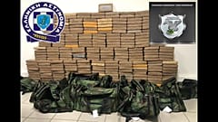 Polizei stellt Drogen und Waffen sicher