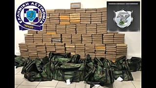 Polizei stellt Drogen und Waffen sicher