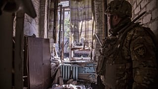 Ukrayna'nın Sieverodonetsk bölgesinde bir Ukrayna askeri