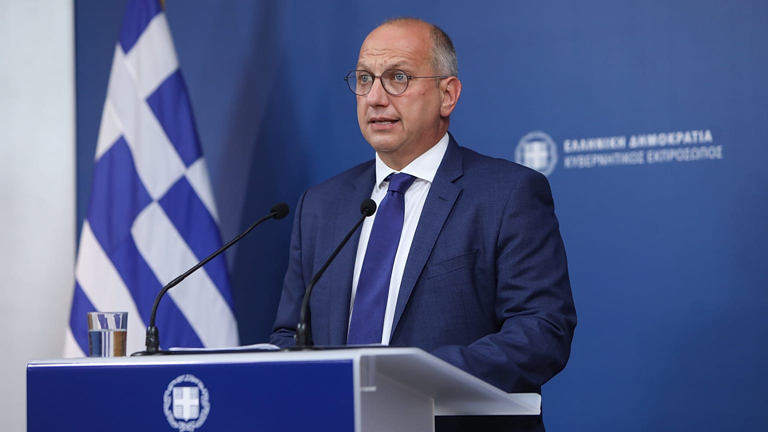 Ο υφυπουργός παρά τω πρωθυπουργώ και κυβερνητικός εκπρόσωπος Γιάννης Οικονόμου μιλά κατά τη διάρκεια της ενημέρωσης των πολιτικών συντακτών και ανταποκριτών ξένου Τύπου