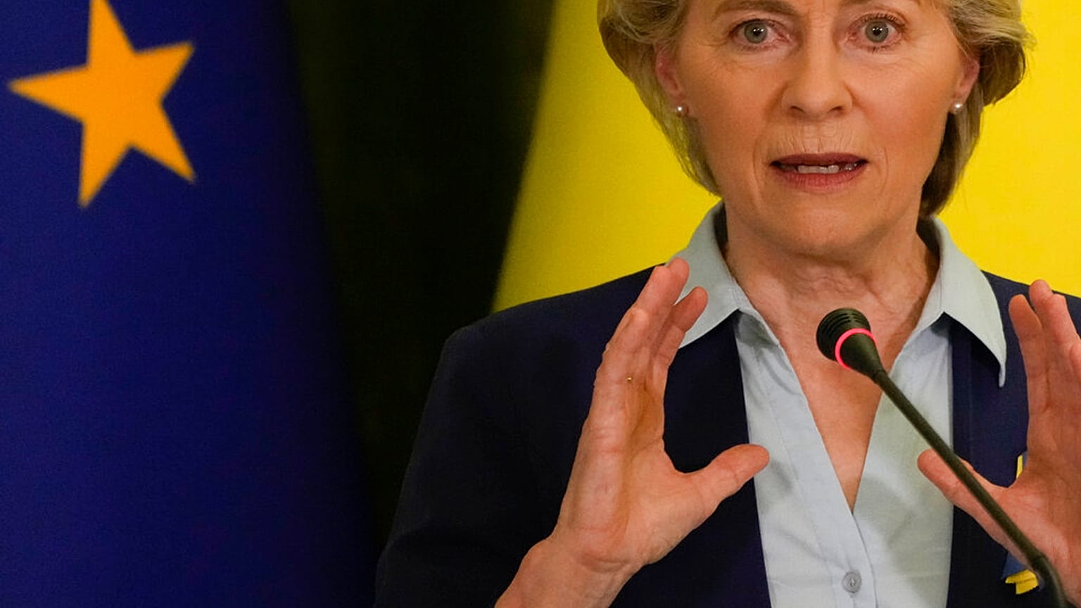 Ursula von der Leyen kijevi sajtótájékoztatóján 2022. június 11-én