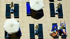 Λουόμενοι σε ξαπλώστρες σε ξενοδοχειακό συγκρότημα στην Αγία Νάπα της Κύπρου