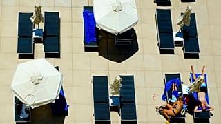 Λουόμενοι σε ξαπλώστρες σε ξενοδοχειακό συγκρότημα στην Αγία Νάπα της Κύπρου