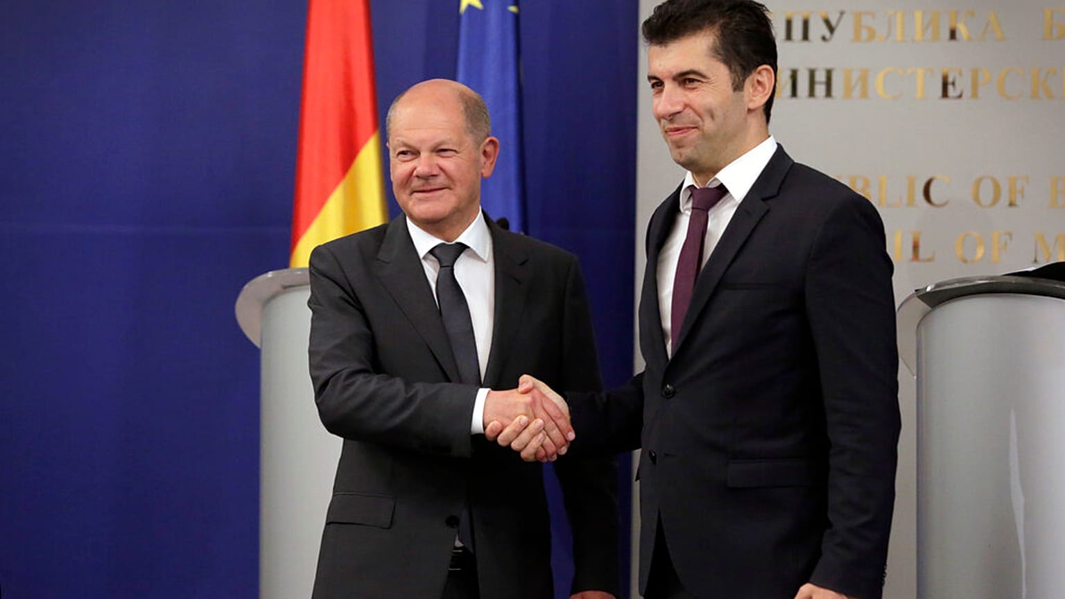 Scholz stringe la mano al premier bulgaro Petkov. (Sofia, 11.6.2022)