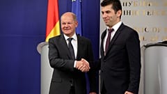 Scholz stringe la mano al premier bulgaro Petkov. (Sofia, 11.6.2022)