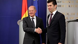 Scholz stringe la mano al premier bulgaro Petkov. (Sofia, 11.6.2022)