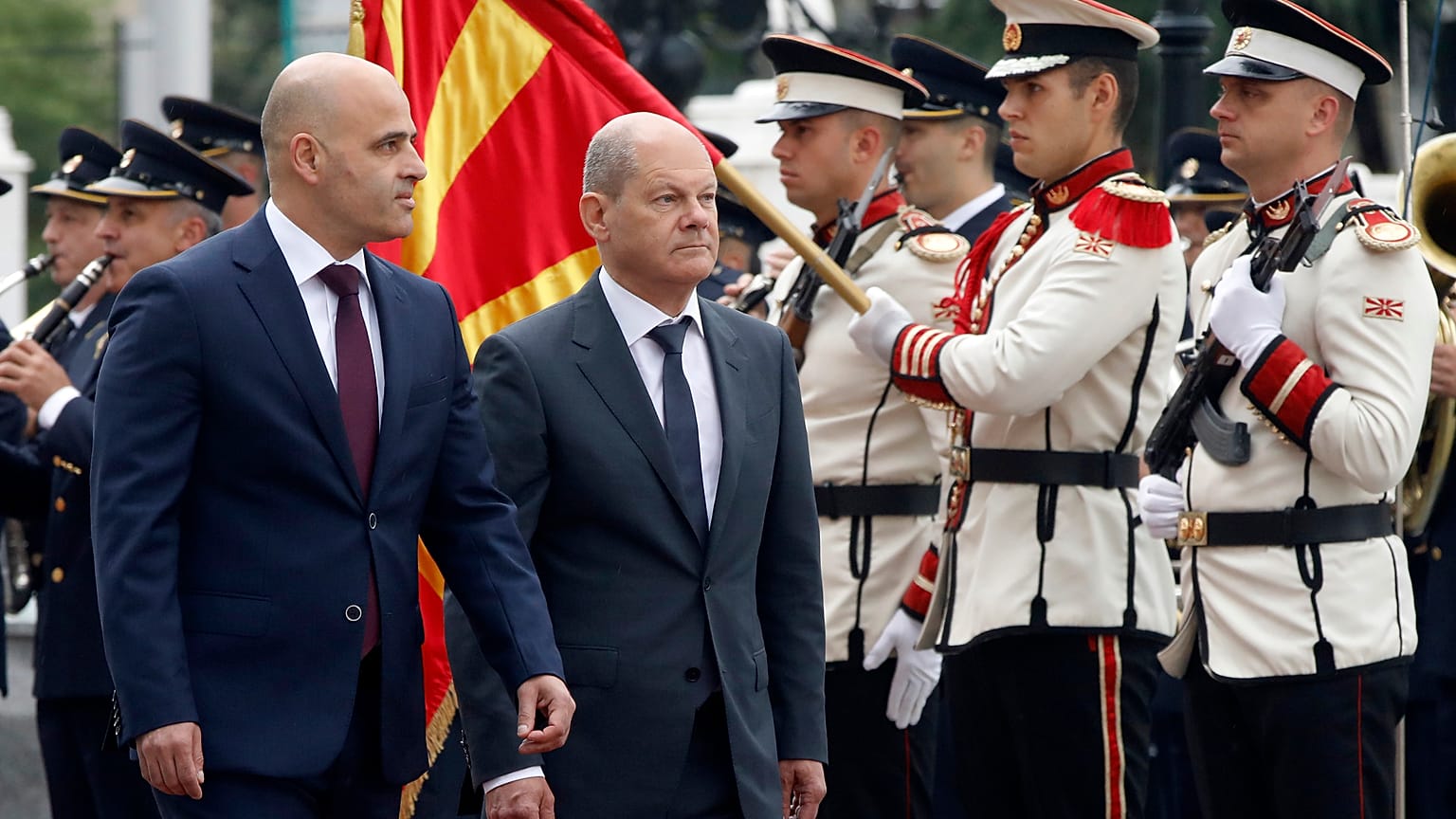 Scholz acompañado por el primer ministro de macedonio Kovacevski, a la izquierda, a su llegada al edificio del gobierno en Skopie, Macedonia del Norte, el 11 de junio de 2022 