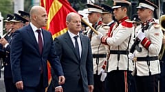 Scholz acompañado por el primer ministro de macedonio Kovacevski, a la izquierda, a su llegada al edificio del gobierno en Skopie, Macedonia del Norte, el 11 de junio de 2022 