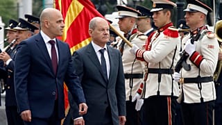 Scholz acompañado por el primer ministro de macedonio Kovacevski, a la izquierda, a su llegada al edificio del gobierno en Skopie, Macedonia del Norte, el 11 de junio de 2022 