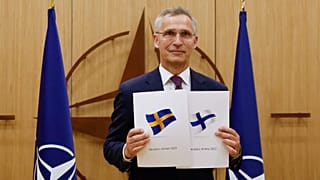 NATO Genel Sekreteri Jens Stoltenberg İsveç ve Finlandiya bayraklarıyla
