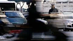 Τροχονόμος επιβλέπει την κίνηση των οχημάτων στο κέντρο της Ρώμης