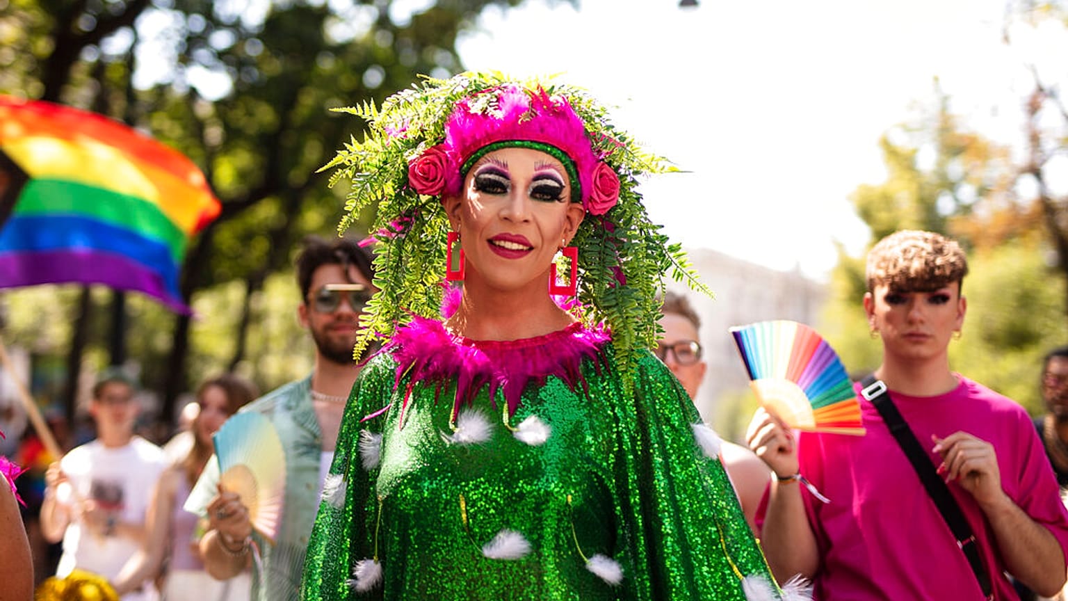 ARCHIVO - Los participantes se reúnen durante el desfile anual del orgullo gay Rainbow Parade, en Viena, Austria, el sábado 11 de junio de 2022. (AP Photo/Theresa Wey)