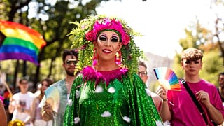 FILE - Résztvevők gyülekeznek az éves melegfelvonuláson, a szivárványos felvonuláson Bécsben, Ausztriában, 2022. június 11-én, szombaton. (AP Photo/Theresa Wey)