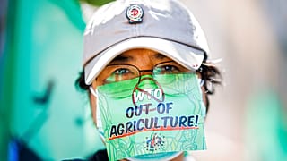 Manifestante en las protestas de Ginebra contra la gestión de las crisis alimentaria mundial de la OMC
