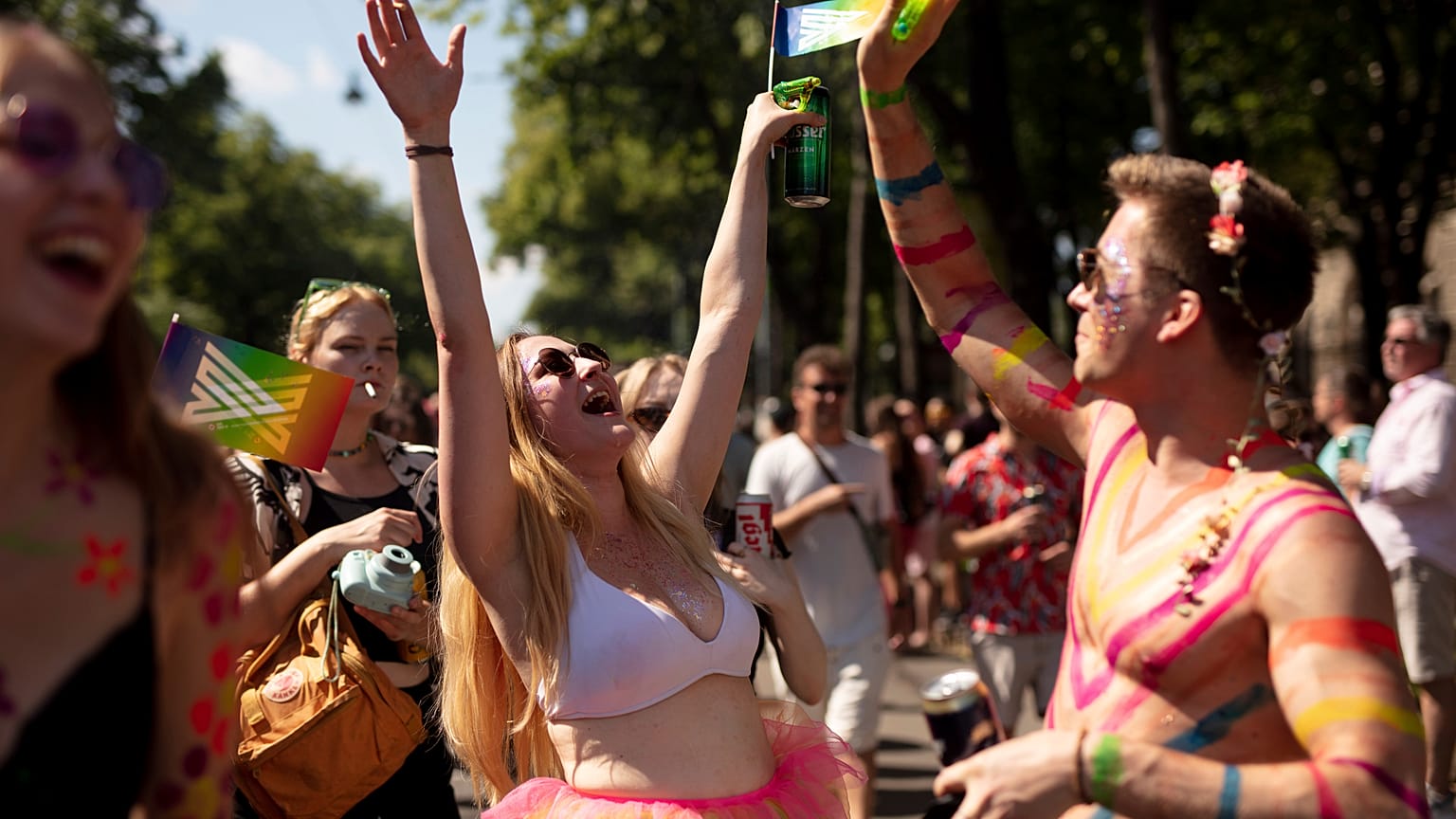 Pendant la marche des fiertés de Vienne, Autriche, le 11 juin 2022