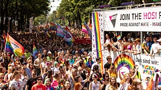 Viele Teilnehmer:innen beo der Regenbogenparade 2022 in Wien