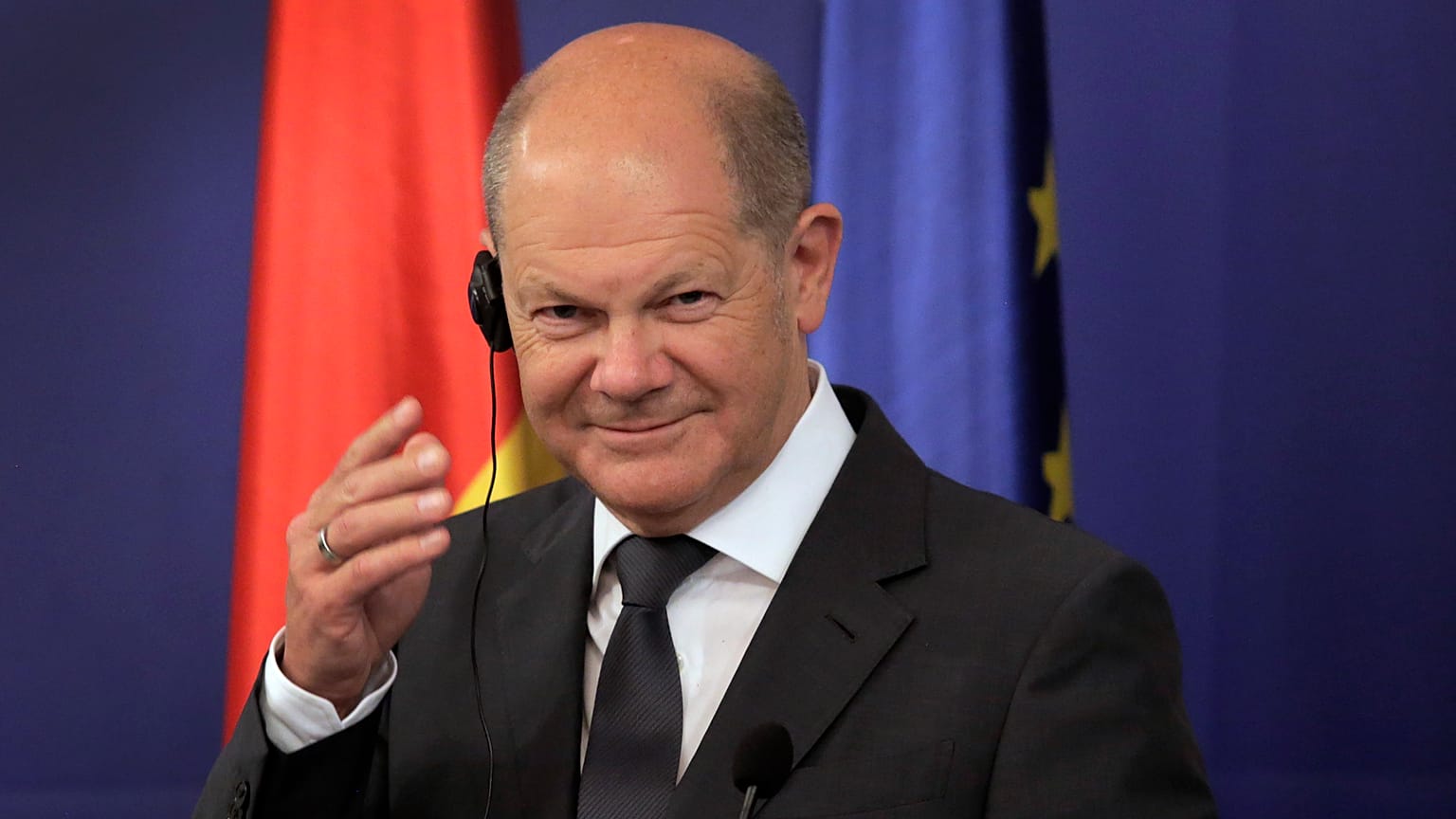 El canciller alemán Olaf Scholz reacciona durante una rueda de prensa con su homólogo búlgaro, el primer ministro Kiril Petkov el sábado 11 de junio