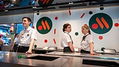 Le nouveau restaurant "Vkousno i totchka", à Moscou, en Russie, le 12 juin 2022