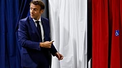 Macron vota na primeira volta das legislativas em França