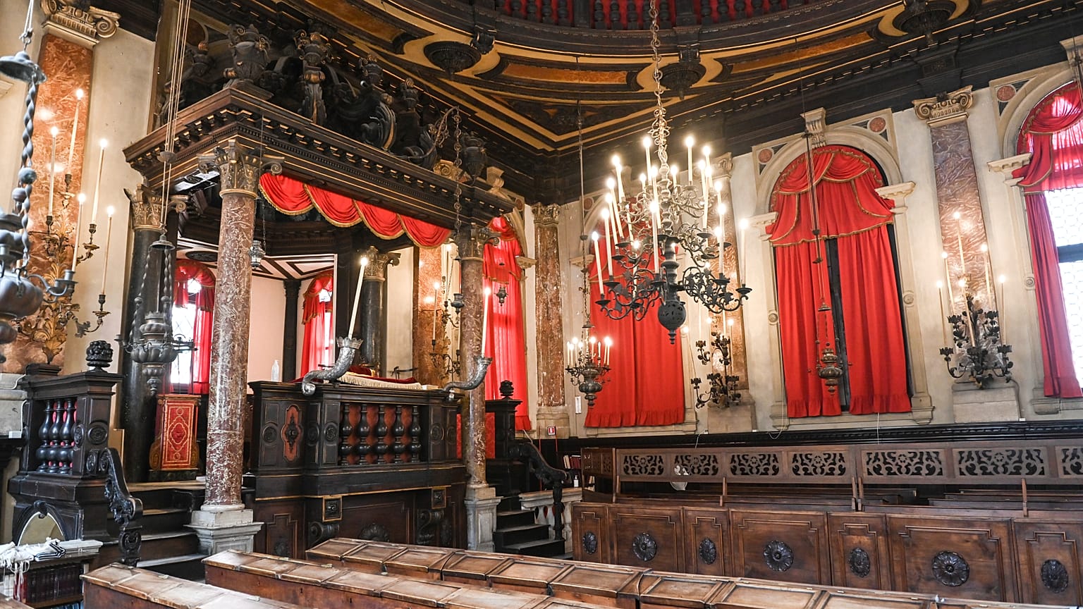 Interiores de la Sinagoga de la 'Schola' Española en Venecia, Italia, se ven en esta foto tomada el 1 de junio de 2022.