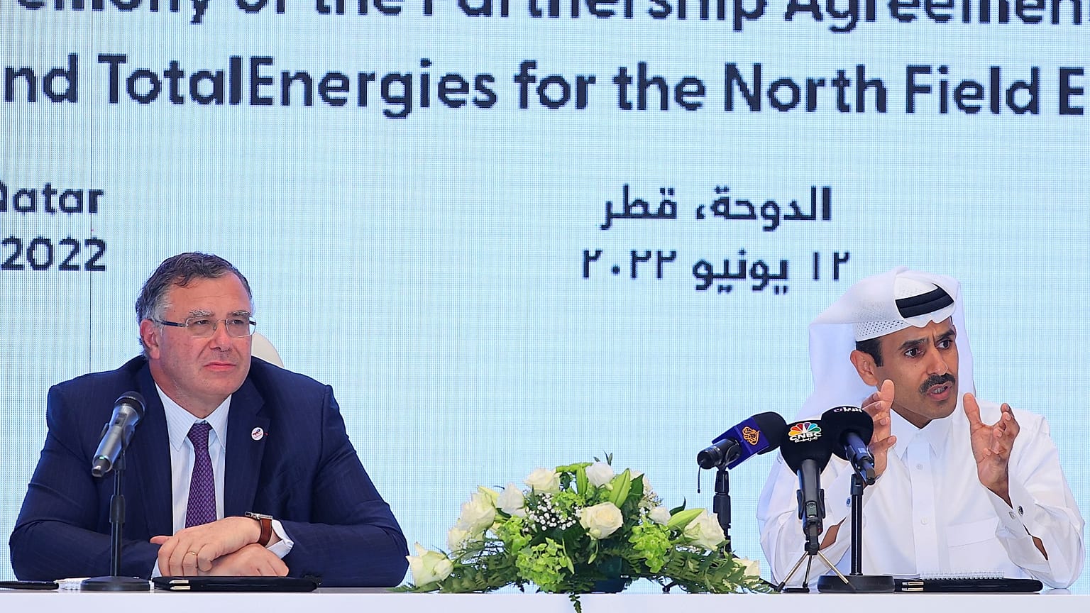  وزير الدولة القطري لشؤون الطاقة والرئيس والمدير التنفيذي لشركة لقطر للطاقة والرئيس التنفيذي لمجموعة الطاقة الفرنسية توتال إنرجي يحضران حفل توقيع في المقر الرئيسي لشركة قطر 