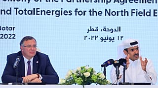 وزير الدولة القطري لشؤون الطاقة والرئيس والمدير التنفيذي لشركة لقطر للطاقة والرئيس التنفيذي لمجموعة الطاقة الفرنسية توتال إنرجي يحضران حفل توقيع في المقر الرئيسي لشركة قطر
