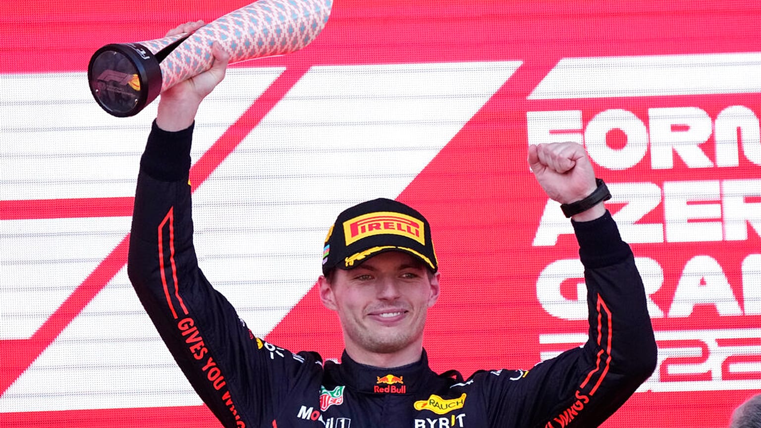O Μαξ Φερστάπεν πανηγυρίζει τη νίκη του στο Grand Prix της Formula 1 στο Μπακού του Αζερμπαϊτζάν