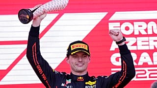 O Μαξ Φερστάπεν πανηγυρίζει τη νίκη του στο Grand Prix της Formula 1 στο Μπακού του Αζερμπαϊτζάν