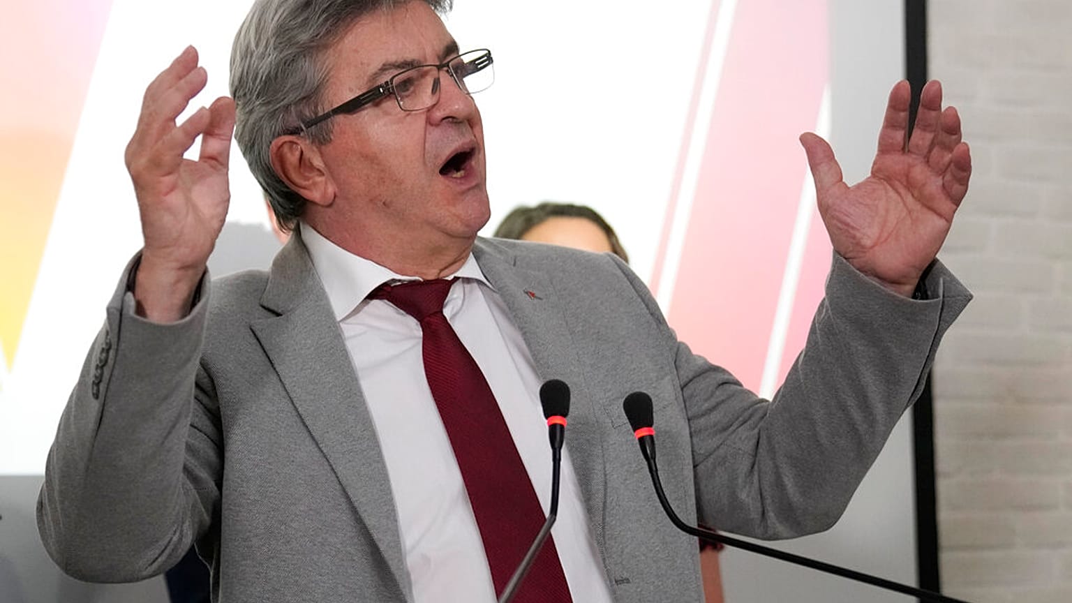 Jean-Luc Melenchon, líder de NUPES, se dirige a los votantes tras la jornada electoral