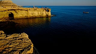 Touristen besuchen den südlichen Küstenort Ayia Napa im Südosten der Mittelmeerinsel Zypern