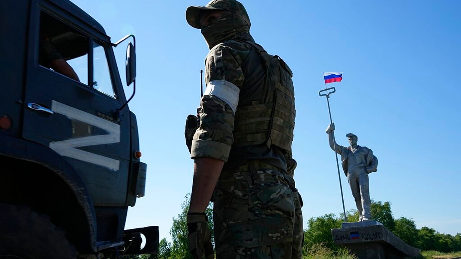 Un soldat russe à Marioupol, Ukraine occupée, le 12 juin 2022