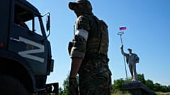 Denkmal mit russischer Flagge in Mariupol