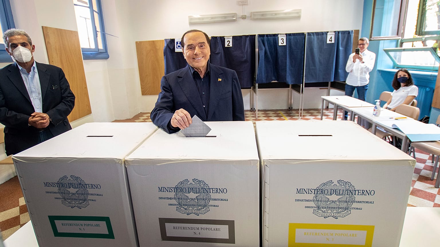 Silvio Berlusconi in einem Wahllokal in Mailand
