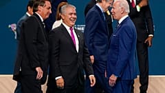 Los presidente de Brasil, Jair Bolsonaro, Colombia, Iván Duque, y Estados Unidos, Joe Biden, hablan tras participar en la foto de familia