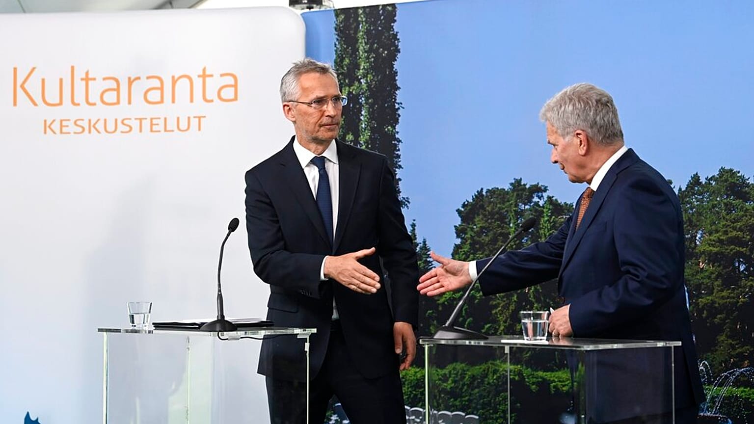 NATO Genel Sekreteri Jens Stoltenberg Helsinki'de Cumhurbaşkanı Sauli Niinistö ile bir araya geldi
