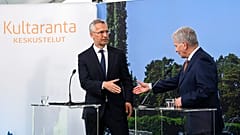 NATO Genel Sekreteri Jens Stoltenberg Helsinki'de Cumhurbaşkanı Sauli Niinistö ile bir araya geldi