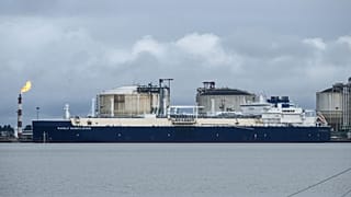 Archives : le tanker transportant du GNL Rudolf Samoylovich, battant pavillon bahaméen, au terminal méthanier de Montoir-de-Bretagne, dans l'ouest de la France, le 10/03/022 