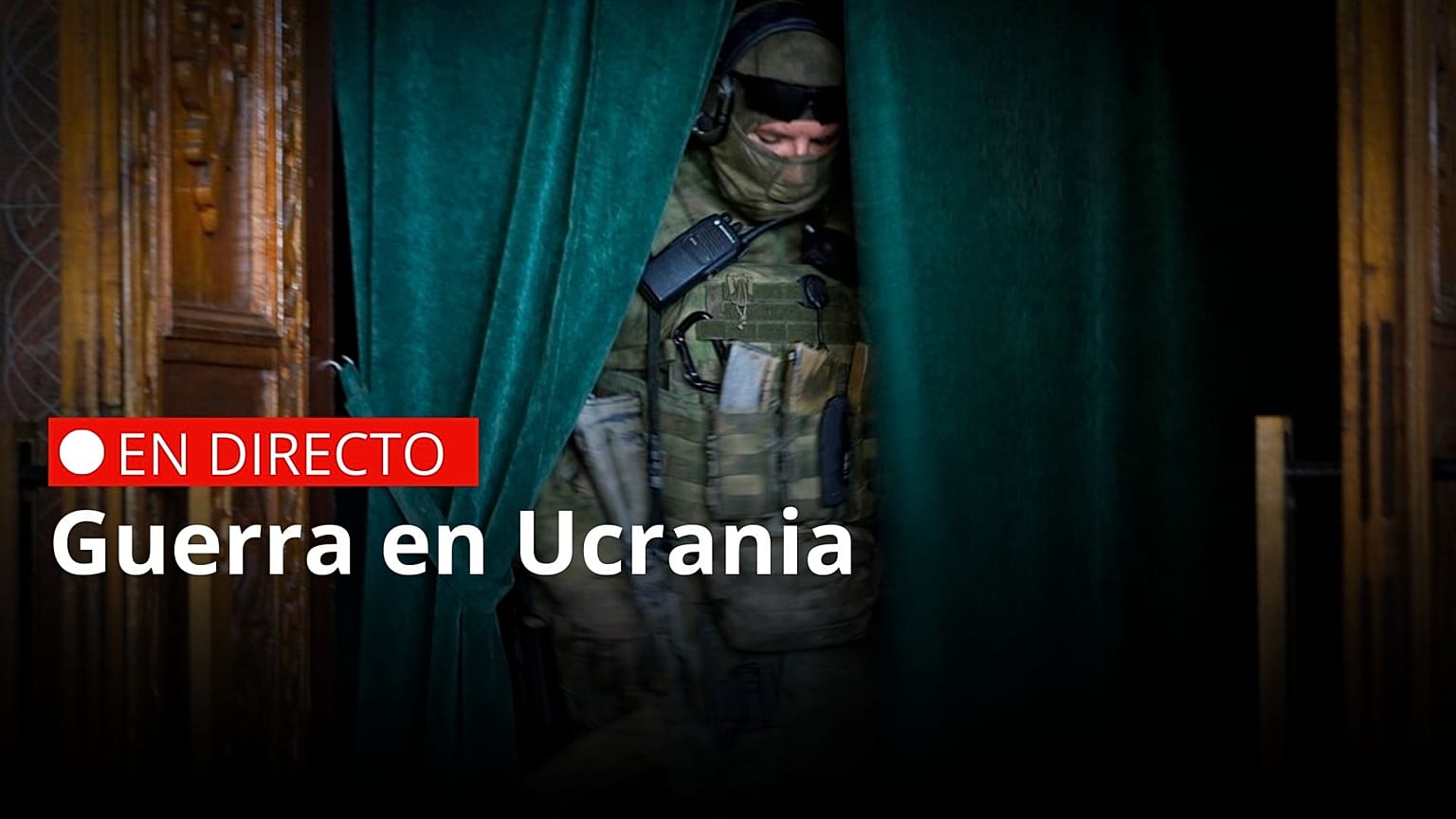 Un soldado ruso en una sala de la Filarmónica de Mariupol, en el territorio que está bajo el control del Gobierno de la República Popular de Donetsk