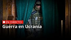 Un soldado ruso en una sala de la Filarmónica de Mariupol, en el territorio que está bajo el control del Gobierno de la República Popular de Donetsk