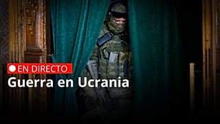 Un soldado ruso en una sala de la Filarmónica de Mariupol, en el territorio que está bajo el control del Gobierno de la República Popular de Donetsk