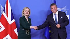 Die britische Außenministerin und der EU-Kommissionsvize im Februar in Brüssel: Heute ist die Stimmung deutlich angespannter.