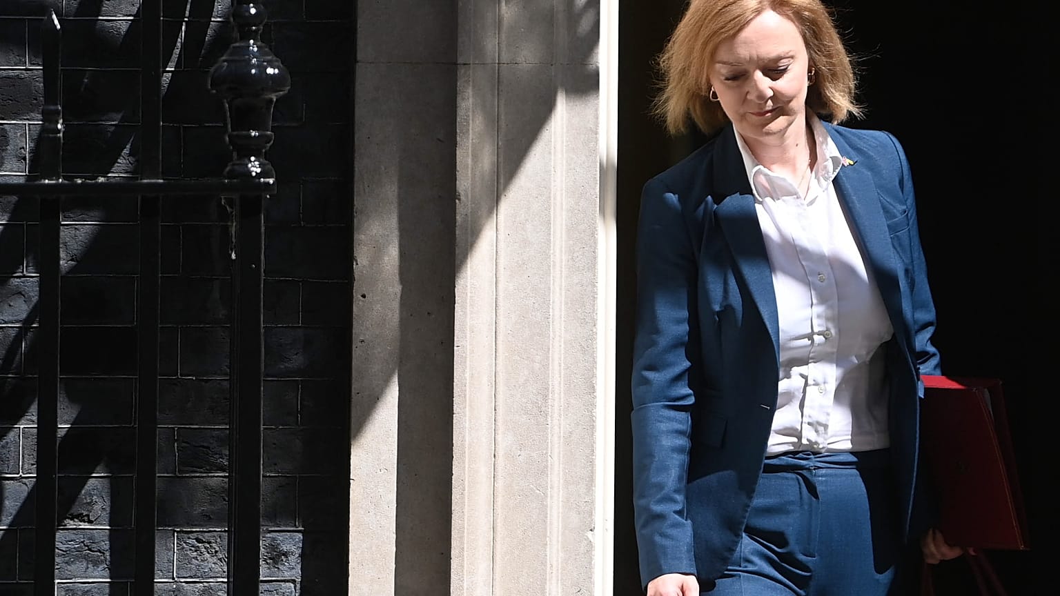 Liz Truss brit külügyminiszter egy kormányzati épület előtt - képünk illusztráció.