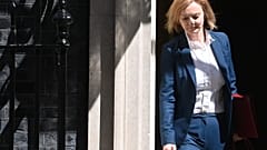 Liz Truss brit külügyminiszter egy kormányzati épület előtt - képünk illusztráció.