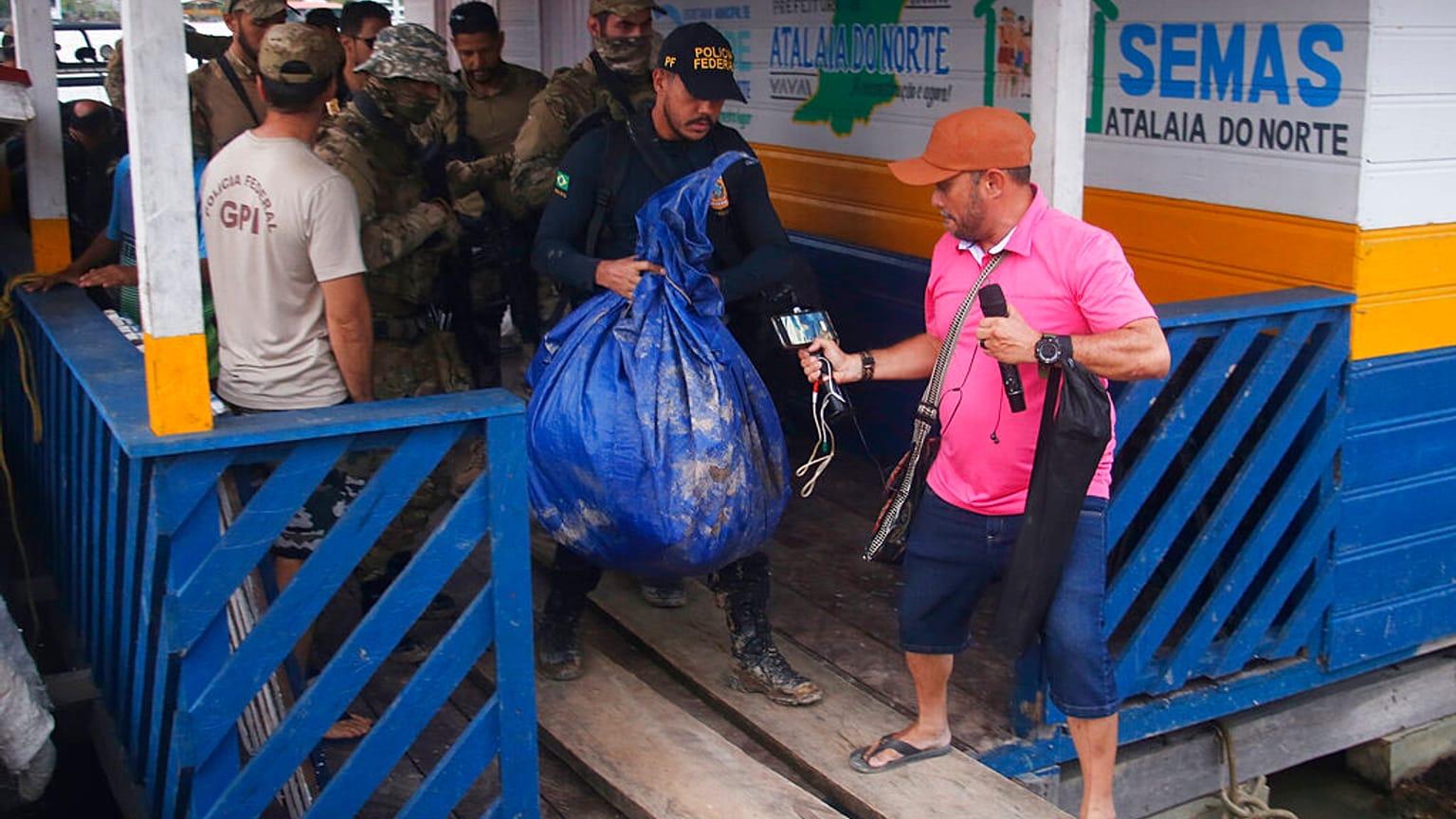 La bolsa con los objetos personales de los desaparecidos en la Amazonía brasileña