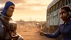 شخصية باز، بصوت كريس إيفانز، وأليشا هوثورن  بصوت أوزو أدوبا، في مشهد من فيلم الرسوم المتحركة (لايتيير) ، والذي سيتم عرضه الأول في 17 يونيو/ حزيران.