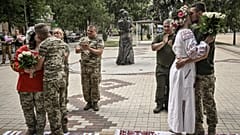 Jeunes couples ukrainiens mariés ce dimanche 12 juin 