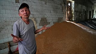 Gesto desesperado de un agricultor ucraniano en la región de Donetsk (Ucrania).