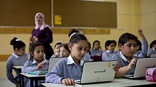 Livros escolares palestinianos foram apontados por conter figuras de estilo antissemitas e linguagem inflamatória